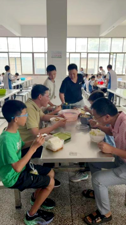 衡东县九中：书记陪餐 “食”刻守护