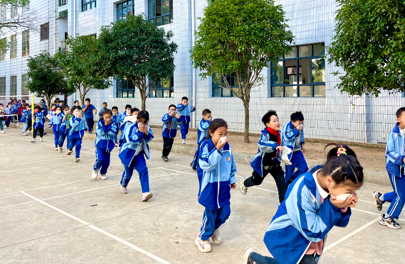 西渡镇中心小学：消防演练，火线穿越，实战模拟大考验